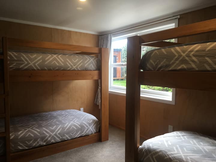 El segundo dormitorio tiene capacidad para cuatro literas diseñadas con colchones de cabeza dormilones de calidad