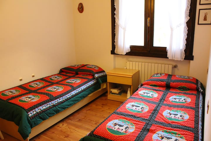 غرفة تضم سريرين في الطابق الأول