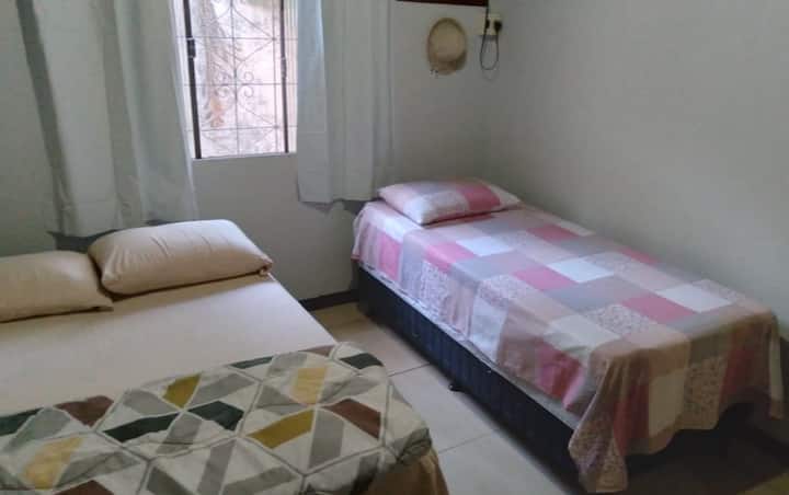 1er dormitorio: aire acondicionado, 1 cama matrimonial y 1 cama individual.
