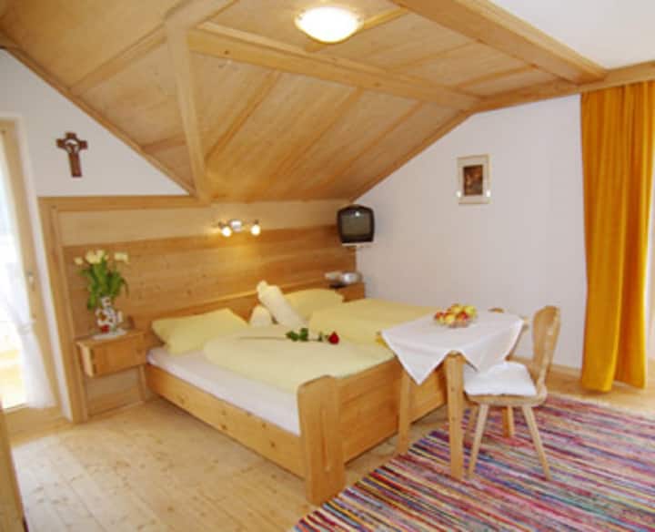 חדר עם מקלחת, שירותים, טלוויזיה בלווין ומרפסת !