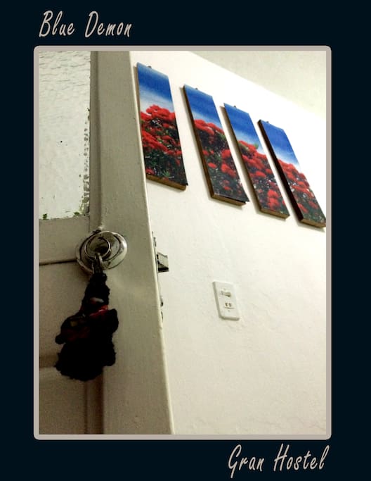 Tendrás llaves para entrar al hostal y también para tu habitación. Podrás entrar y salir como en tu casa a cualquier hora.