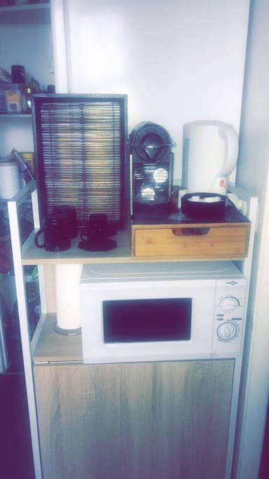 Vous y trouverez de quoi réchauffez vos petits plats ainsi que le plateau petit déjeuner avec thé café lait et sucre. Servez vous !