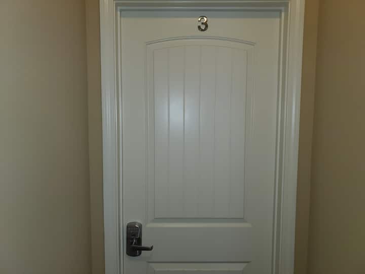 La camera da letto n °3 si trova al piano superiore a sinistra delle scale. 