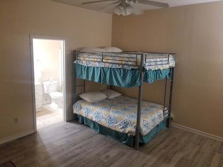 Stapelbedden zijn volwassen, FULLS die 210 pond bovenop hebben. Koele gel temperbedden. Ook genoeg ruimte voor queensize luchtbed