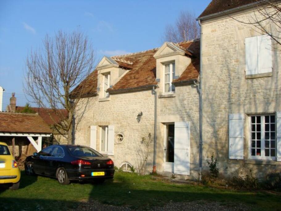 On peut garer 2 ou 3 voitures dans la cour (fermée)