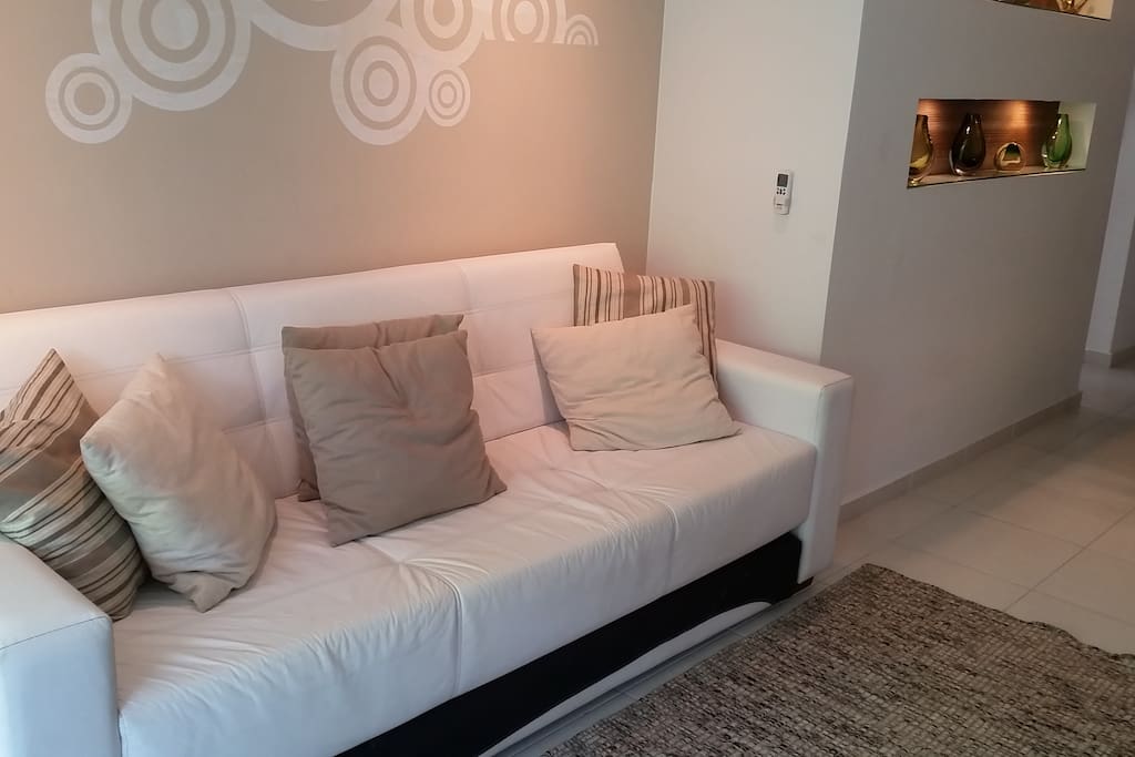 Sala de estar com sofá cama/casal e cama auxiliar