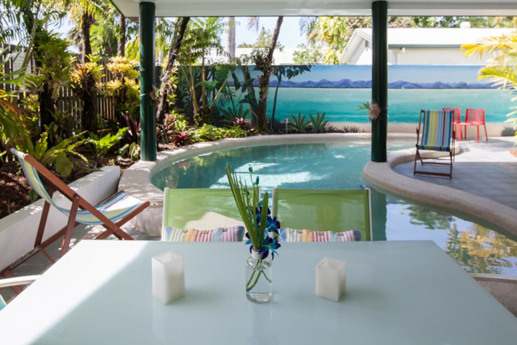 Poolside dining seats 6