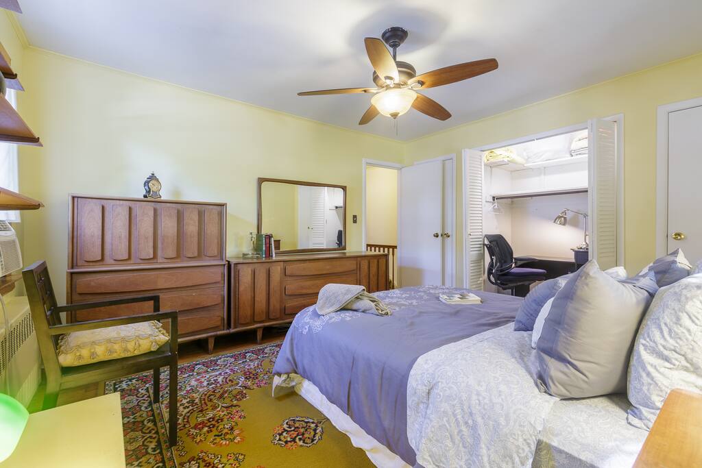 Large Bedroom - We can add 1 or 2 single air beds to this room