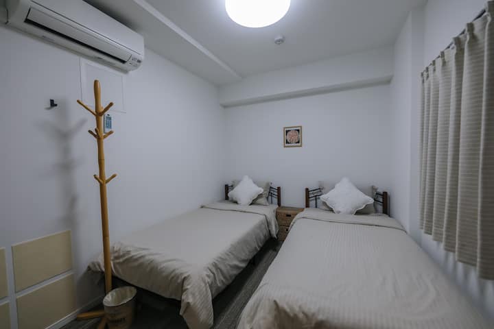 Спалня 2
Две единични легла

Има прозорец.
Прозорецът обаче е прозорец, обърнат към вътрешния коридор, така че не се вижда отвън.
От страната на всекидневната има прозорец с изглед към външната страна.