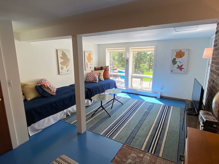 Cama de día doble de nivel inferior/habitación de invitados adicional/sala de TV de nivel inferior/sala de juegos/espacio cómodo. Espacio versátil ideal para las siestas de la tarde, ver la televisión y jugar. Justo al lado de la terraza inferior.