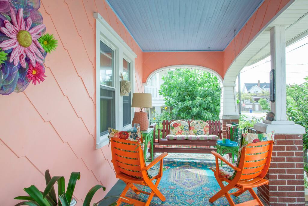 the front porch is one of the highlights of the space ʕっ•ᴥ•ʔっ