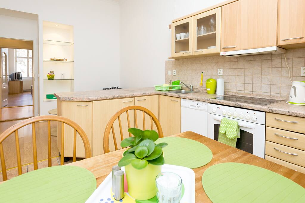 Fully equipped kitchen and dining table