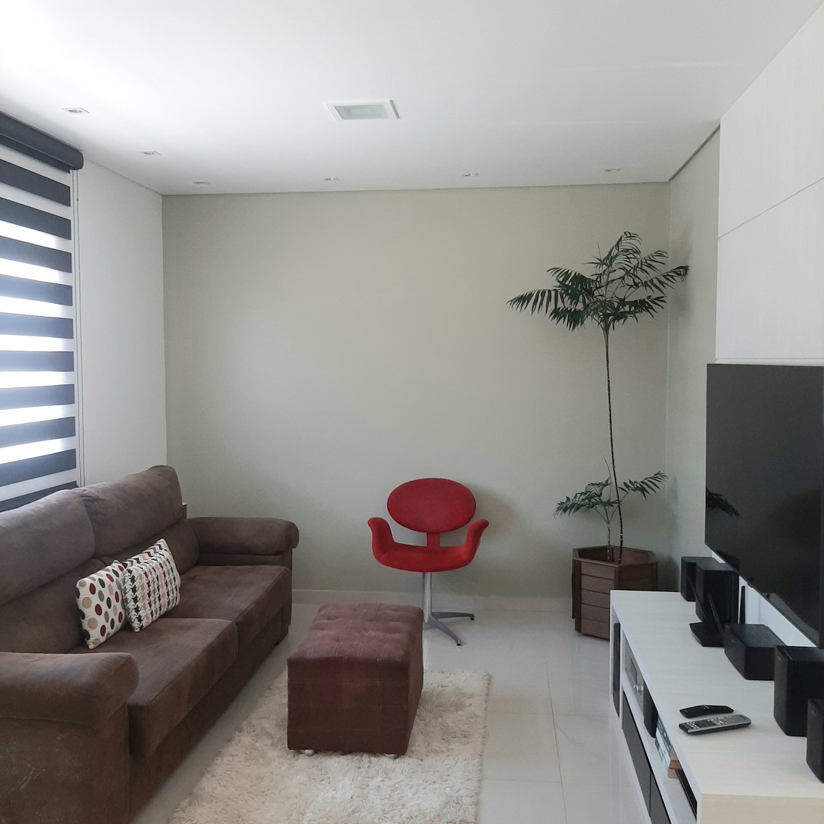 Obývacia izba s 58-palcovou TV a Netflixom. 