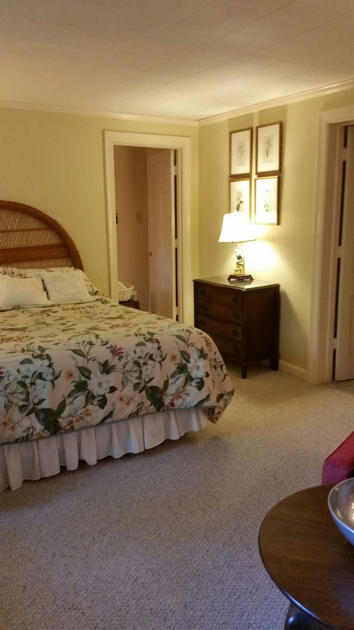 غرفة نوم واسعة مع مرتبة ستيرنز وفوستر مريحة. لا يوجد رغوة ذاكرة. خزانة مزدوجة جميلة.