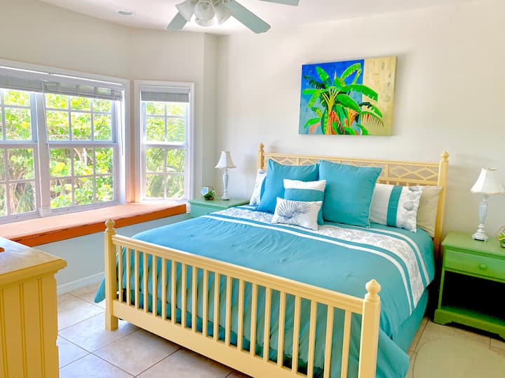 Dhoma e gjumit në katin e dytë me krevat dopio "King" dhe hapësirë për t 'u ulur në dritaren e gjirit.