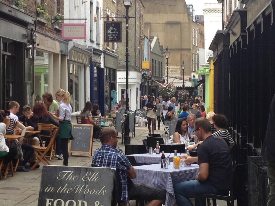 Lovely Camden Passage- 2 minutes away!