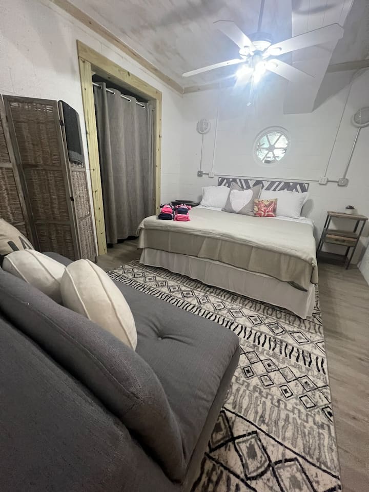 Karališka lova pirmame mėlynojo namo aukšte 