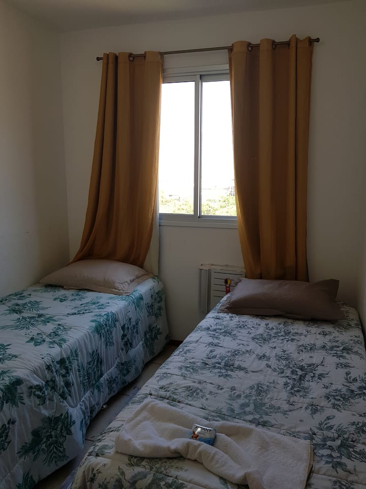 Habitación individual con aire acondicionado.