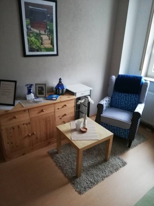Gemütliche Sitzecke...
Im Sideboard stehen Ihnen Tassen, Gläser und Geschirr zur Verfügung.