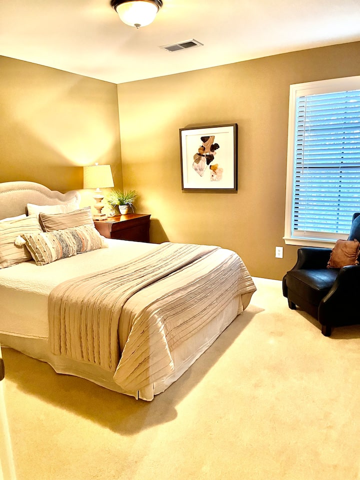 غرفة نوم رقم2 بسرير بحجم كبير وخزانة ملابس