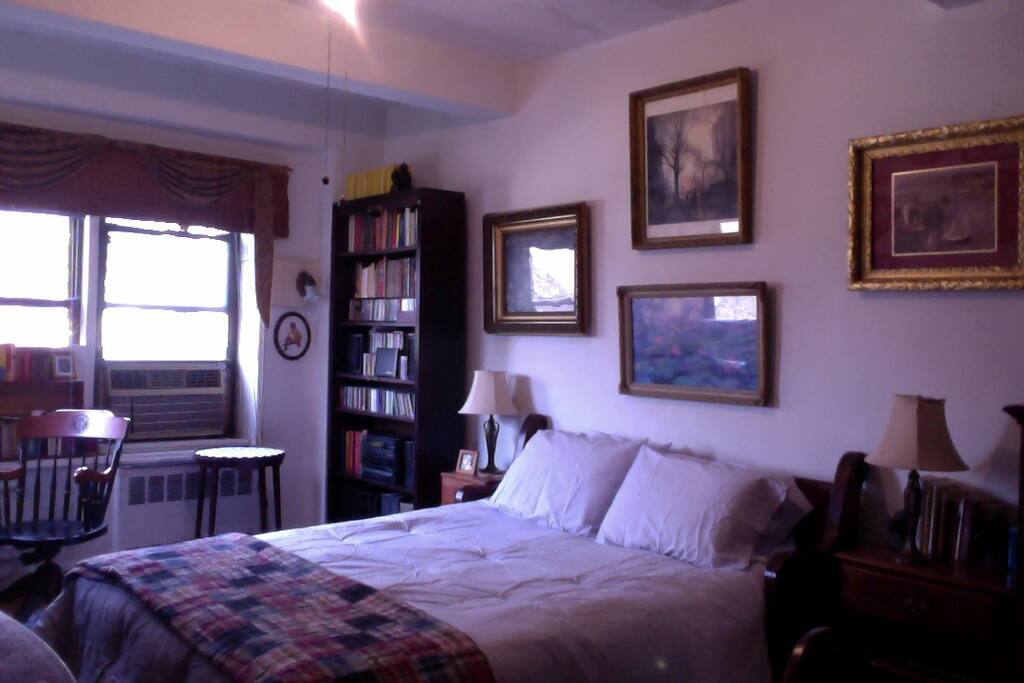 Queen bed, very comfortable