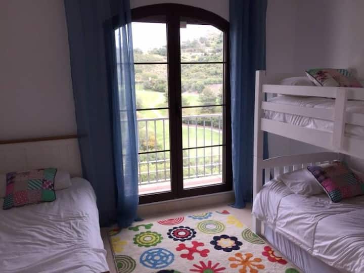 Krevet na kat i krevet za jednu osobu s terasom i pogledom na teren za golf. Savršeno za djecu.