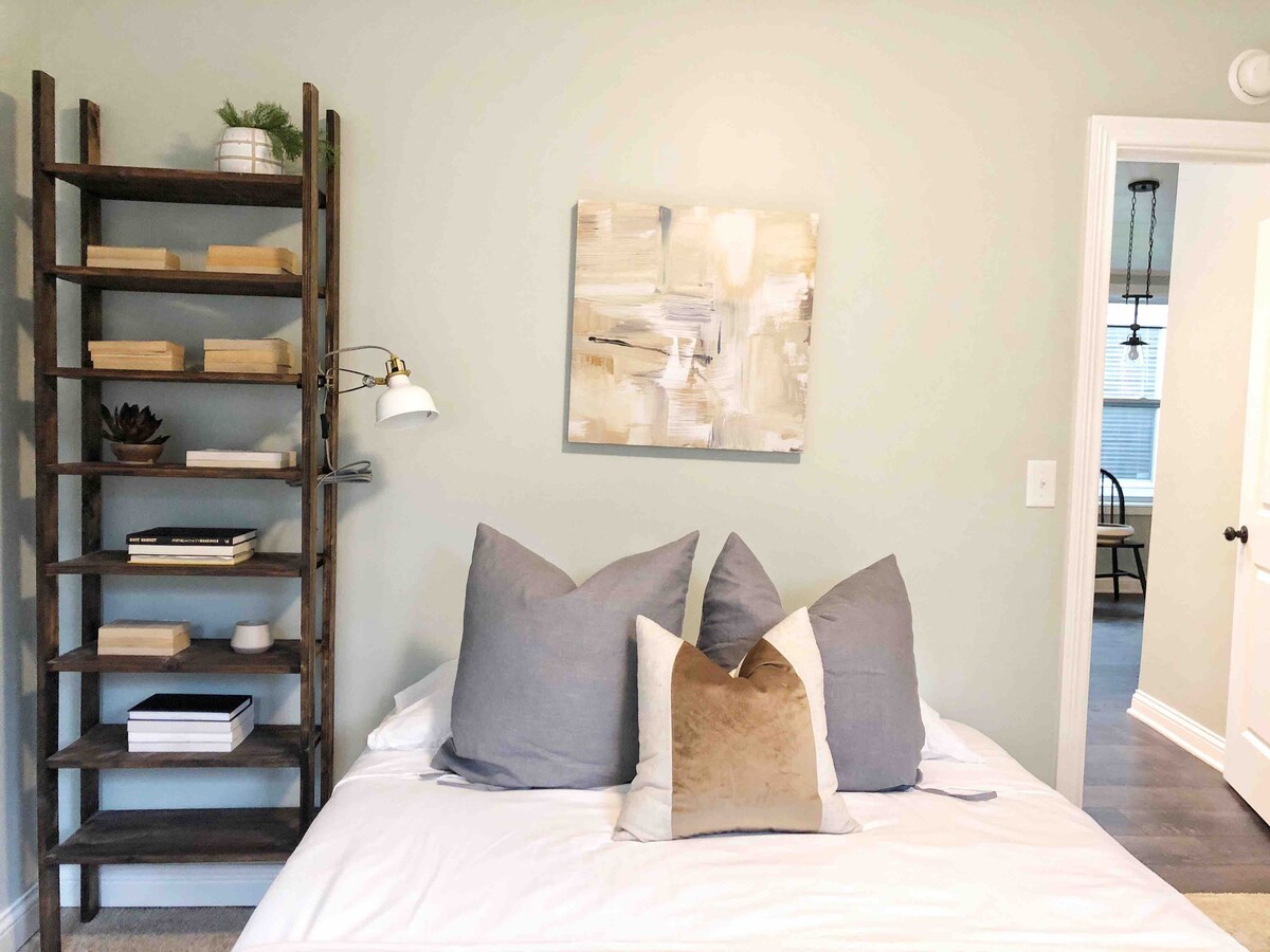 ห้องนอนที่สามพร้อมเตียงควีนไซส์