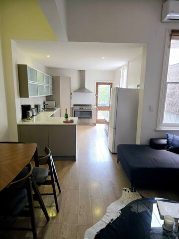 Spacious Luxury 4-Bedroom -near Grand prix/ Beach gallery image 4