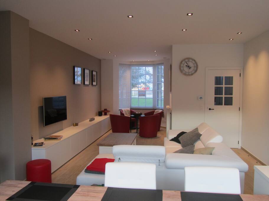 Grote flatscreen tv met digirecorder, stereo-installatie met boxen