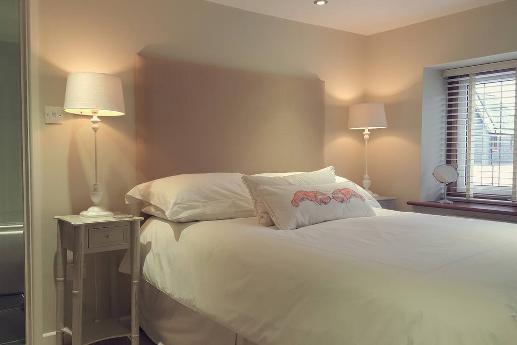 Open the blind of the south facing room and the sun will stream into the room as you enjoy the sea views. (We can't guarantee the sun of course!)