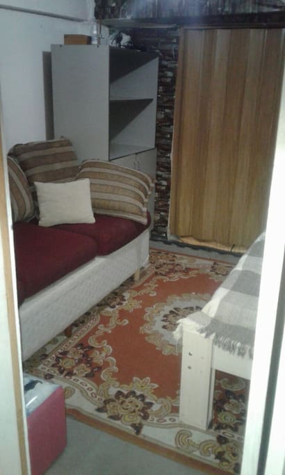 esta é camá de solteiro dentro do quarto