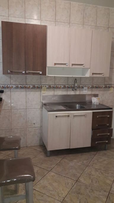 Cozinha, armários com pia.