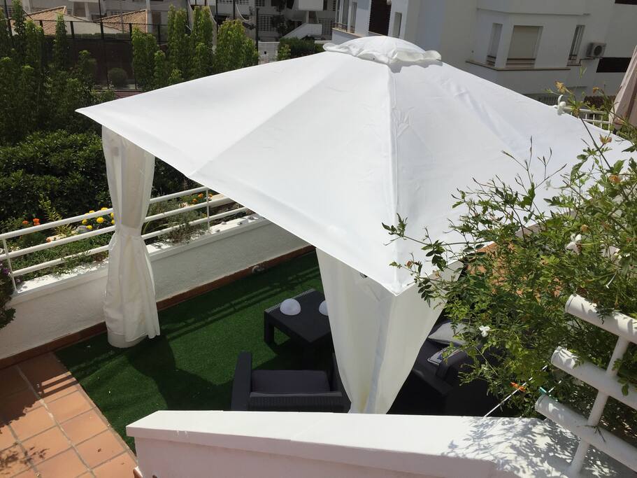 Cenador en la terraza de abajo para veladas inolvidables