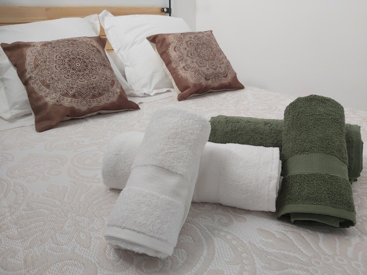 卧室2.床135。电视、空调 