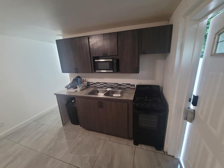 Spacious 1 Bedroom Unit With Parking - Nassau