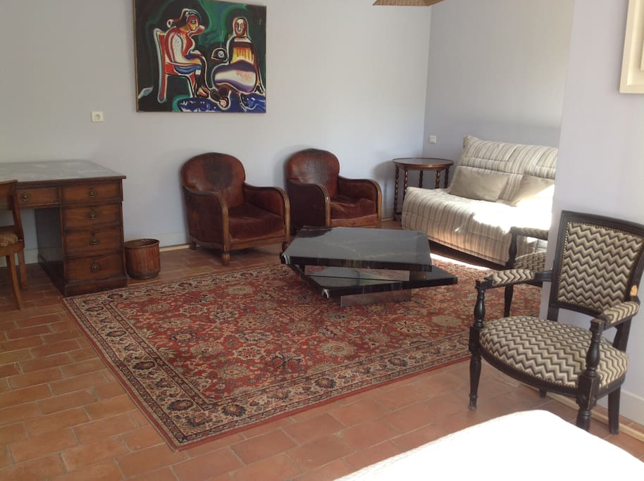 Coin salon dans la chambre
