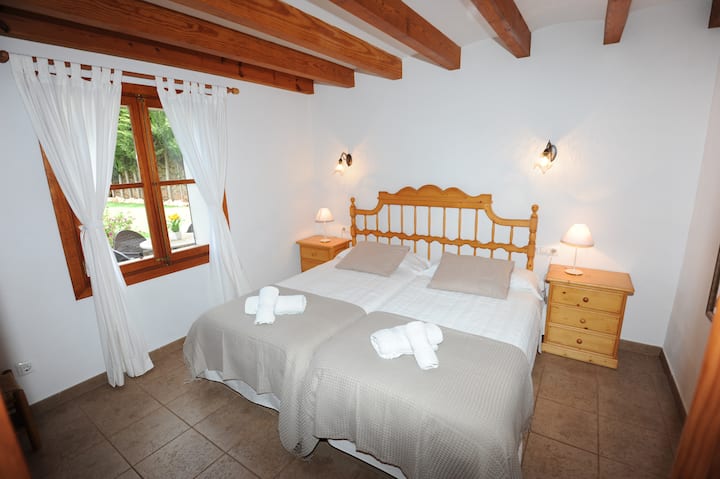 Საძინებელი ორი ერთადგილიანი საწოლით ან ორადგილიანი საწოლით, რომლის ზომაა 1,80 სმ