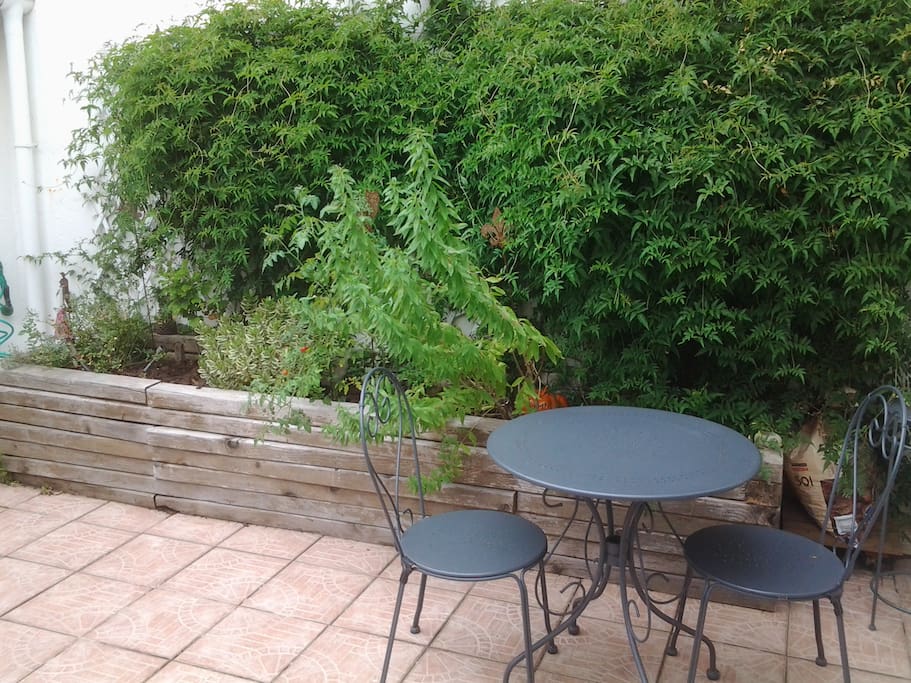 Vue sur cour coin repas