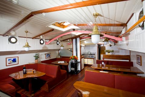 Welcome on this big boat, 12 guests in 6 cabins!