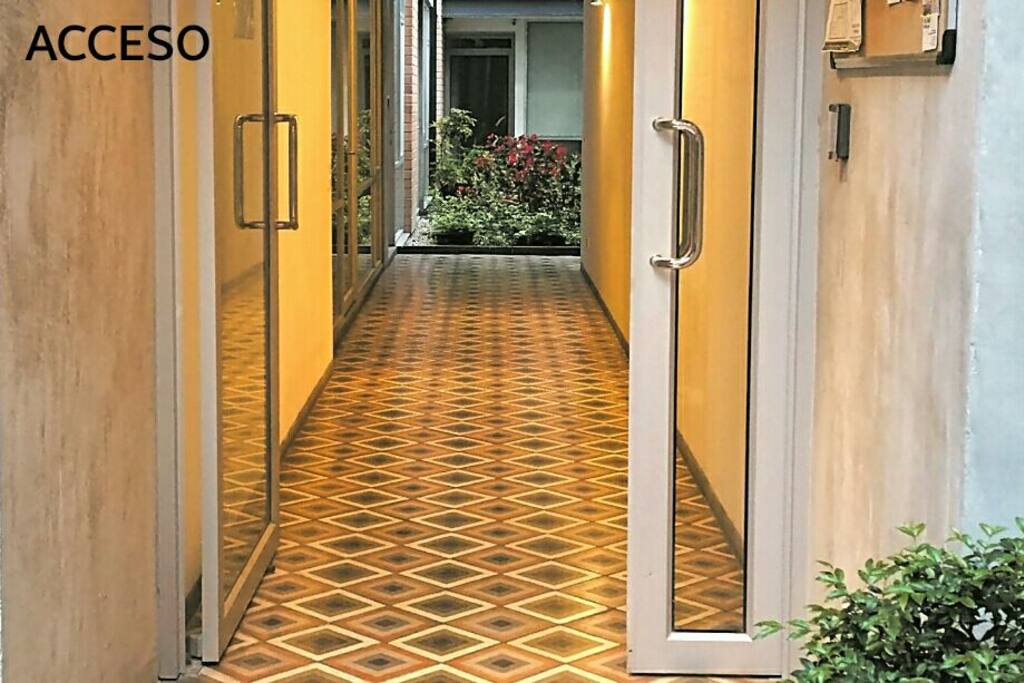 Acceso interior al condominio y patio.