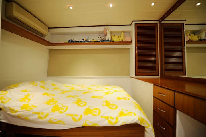 Bedroom 1 with double bed
臥室1配有小型雙人床
