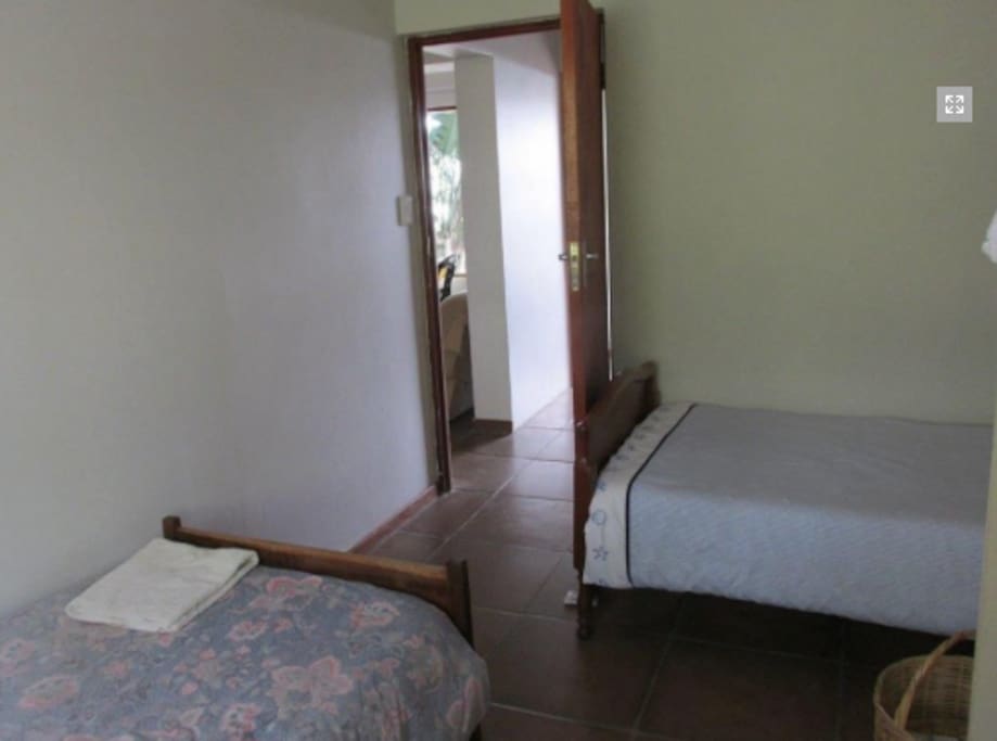 Bedroom with 2 single beds