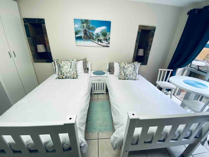 Hibiscus Cottage. Cosy 2 Sleeper At The Beach. - Durban