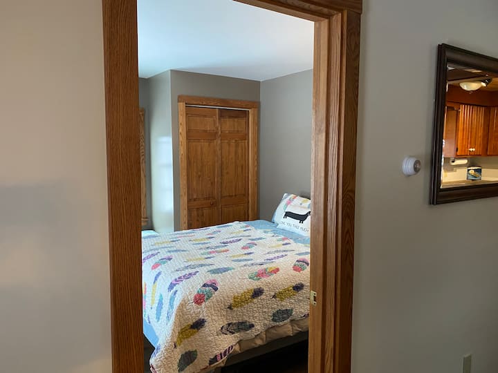 Პირველი სართულის მთავარი საძინებელი დიდი საწოლით