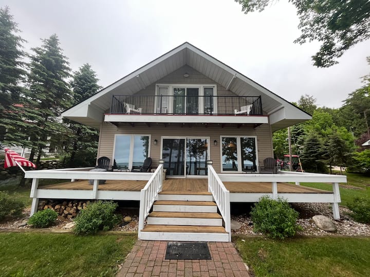 Beautiful 3  plus bedroom cottage on Burt Lake