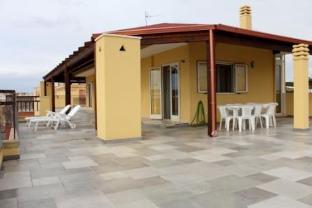 terrazza dell'attico, con tavoli per mangiare fuori