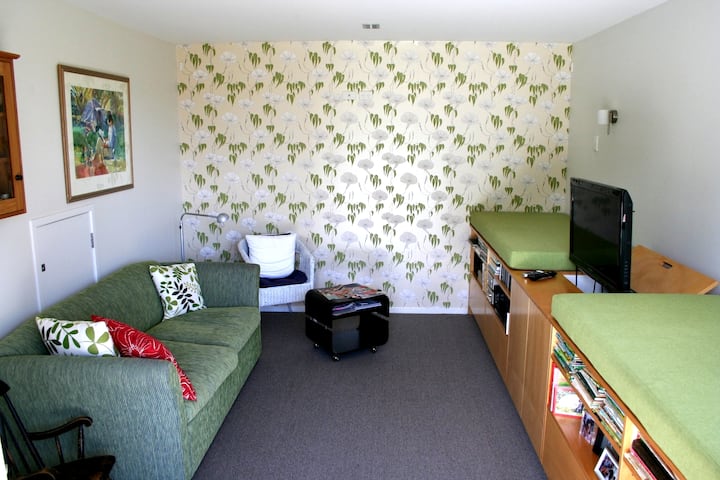 Izba „Útulná“ izba má zásuvky plné hračiek a detských kníh a priamy prístup von.  Spacie plošiny vyhovujú deťom alebo dospelým a pohovka sa rozkladá na posteľ.  Matrace na podlahe v skrini za pohovkou. 

