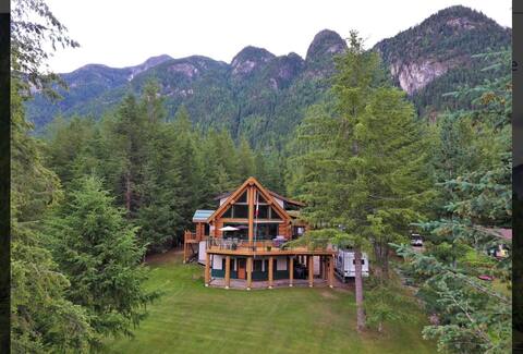 Lakefront  Log Home in the Kootenays