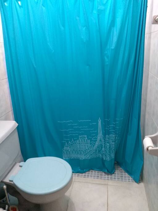 Un baño completo compartido y medio baño en planta baja