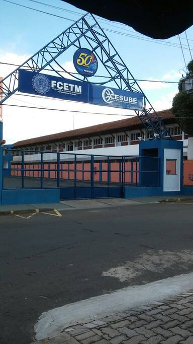 Entrada da Faculdade atravessa a rua